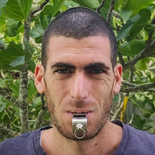 עוז דניאל עם משרוקית