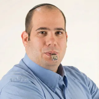 רוני ארזי עם משרוקית