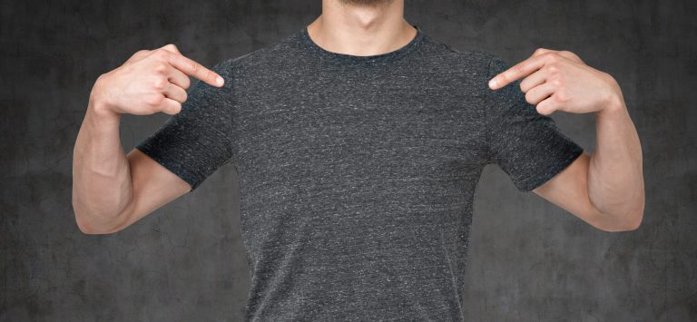 אדם מצביע על עצמו